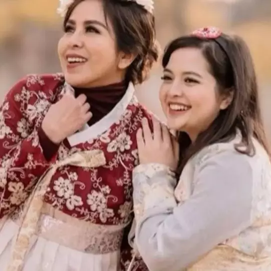 Punya 4 cucu gayanya nggak kalah modis dari gadis, ini 11 potret Rahmah Bakar mertua Tasya Kamila