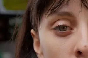 Tanpa eye roller, ini trik pudarkan garis halus dan mata panda cuma pakai 1 jenis daun