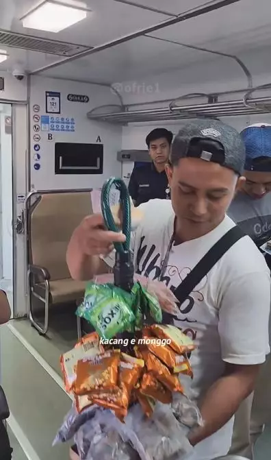 Potret pedagang asongan dibolehkan lagi masuk di kereta api Instagram