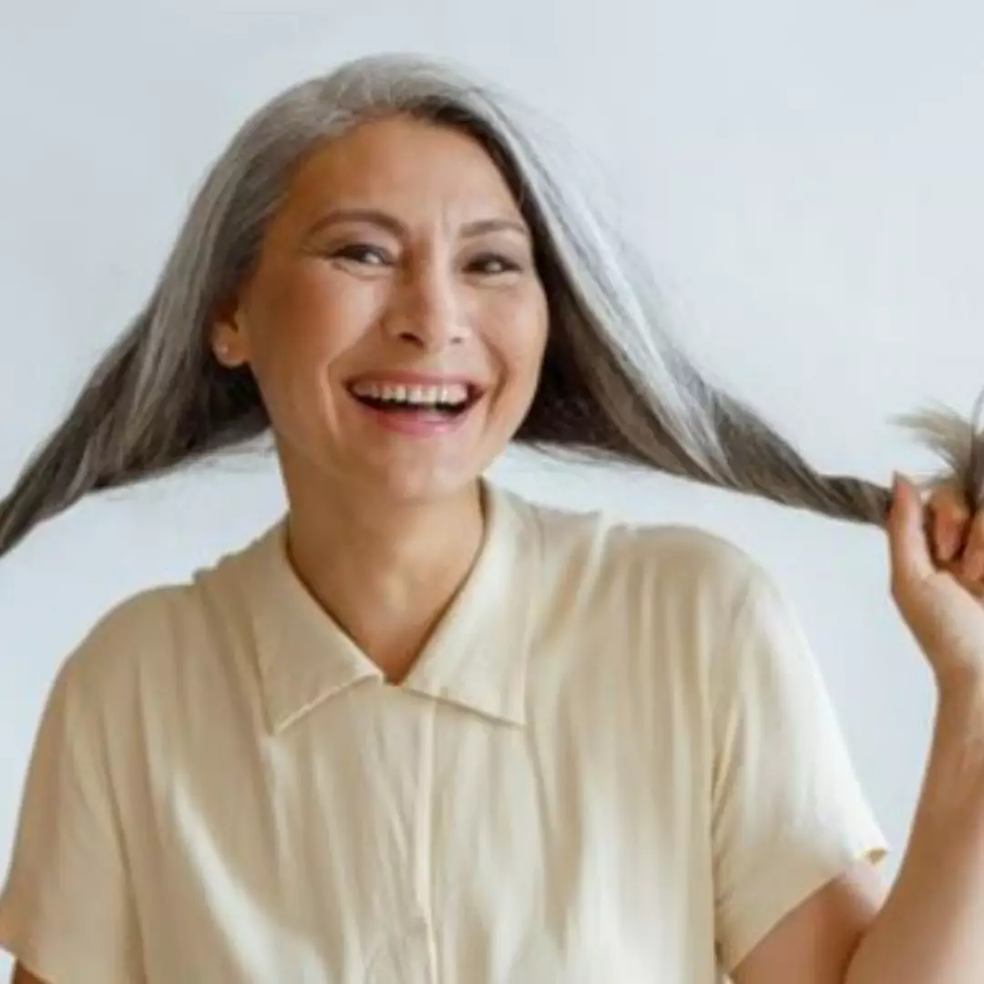 Bukan pakai cengkih dan kopi, begini cara mencegah tumbuhnya rambut beruban dengan 2 jenis daun