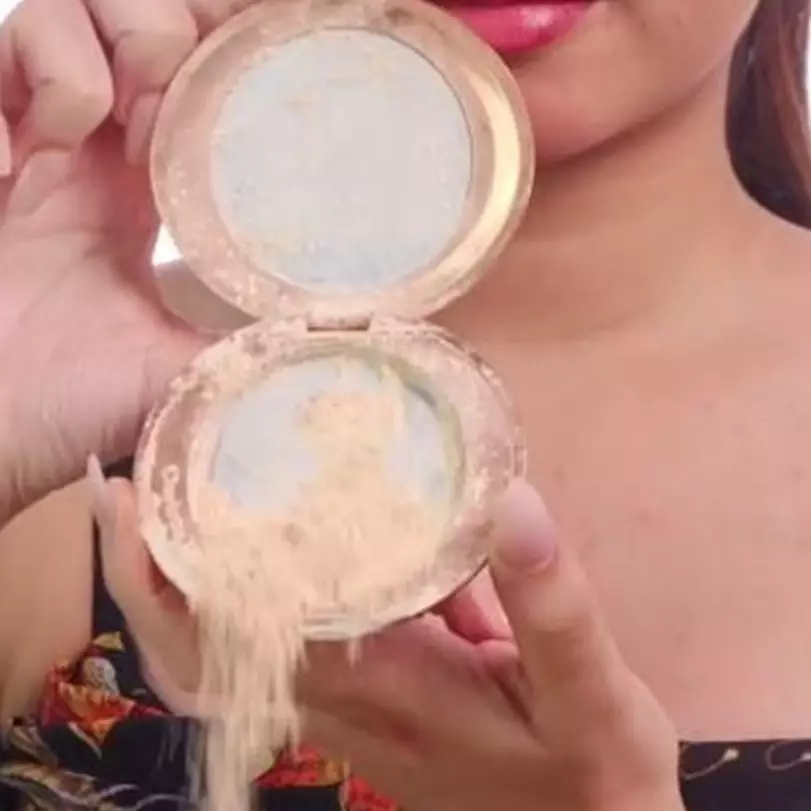 Bukan disiram alkohol, ini trik memperbaiki bedak padat hancur berantakan pakai 1 alat pembayaran