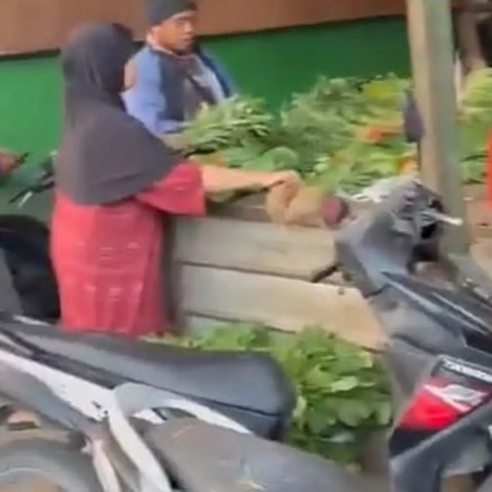 Momen emak-emak belanja saat kebakaran di pasar ini kelewat santai, bikin heran sekaligus ngeri