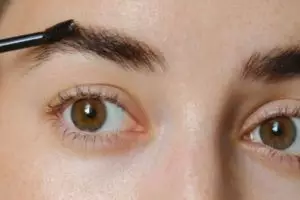 Tak perlu tambahan minyak zaitun, ini trik bikin alis lebih lebat dan hitam alami pakai 2 jenis rempah