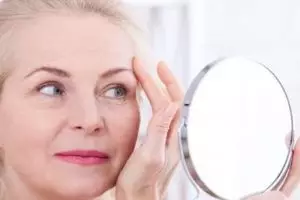 Tanpa tambahan kentang, ini trik samarkan kerutan agar wajah lebih kencang pakai 1 jenis buah-buahan