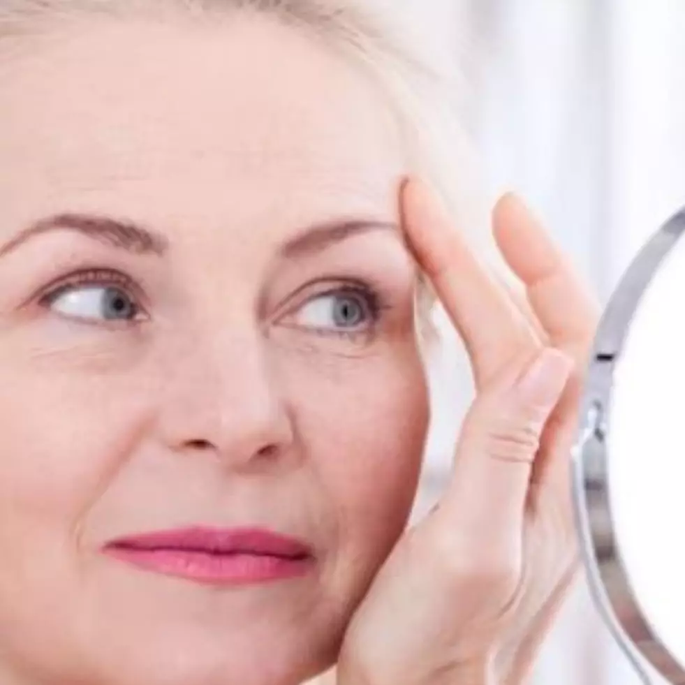 Tanpa tambahan kentang, ini trik samarkan kerutan agar wajah lebih kencang pakai 1 jenis buah-buahan