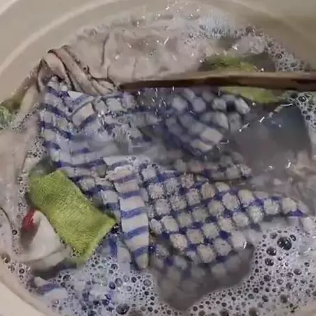 Tanpa disikat, ini trik mencuci lap dapur berminyak agar bersih dan kesat cukup tambah 2 bahan dapur