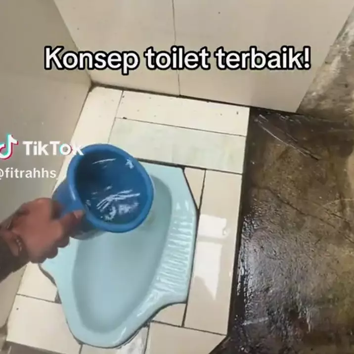 Toilet unik ini punya konsep setengah outdoor setengah indoor, buang air jadi gelisah