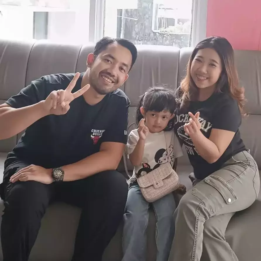 Harmonis bak keluarga cemara, ini 11 momen kiky saputri dan suami jalan-jalan bareng anak angkat