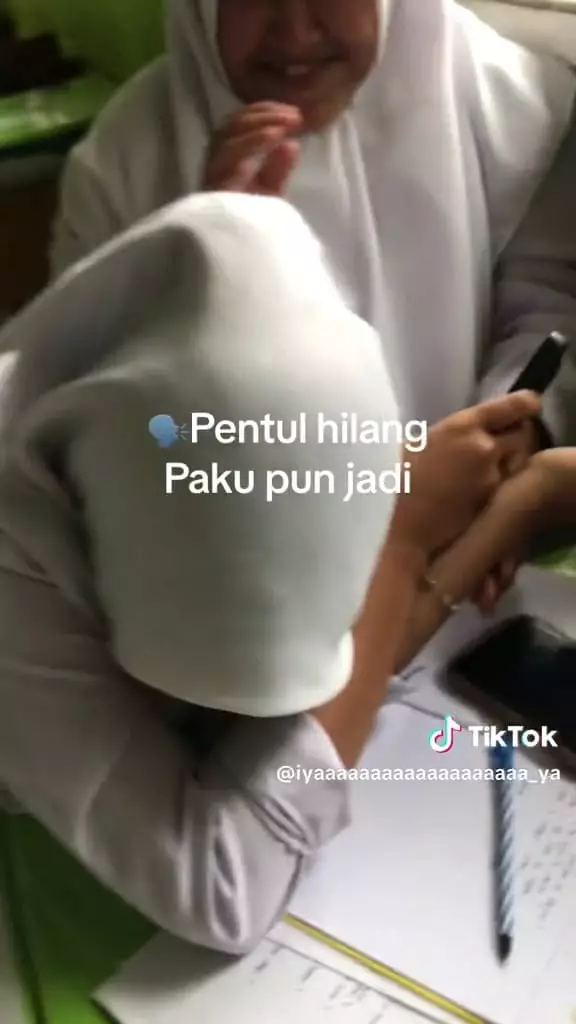 Siswi kenakan hijab pakai paku © TikTok Siswi kenakan hijab pakai paku © TikTok