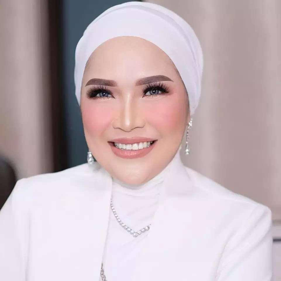 Usia 51 gayanya menolak tua, ini 9 potret masa muda vs kini Umi Kalsum ibu Ayu Ting Ting