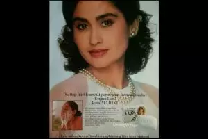 Wanita berambut curly di iklan sabun 80-an ini ternyata ibu sambung aktor top, ini 11 transformasinya