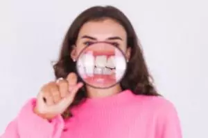 Tak perlu tambahan garam dan tomat, ini cara hempas plak kuning pada gigi pakai 1 jenis buah-buahan