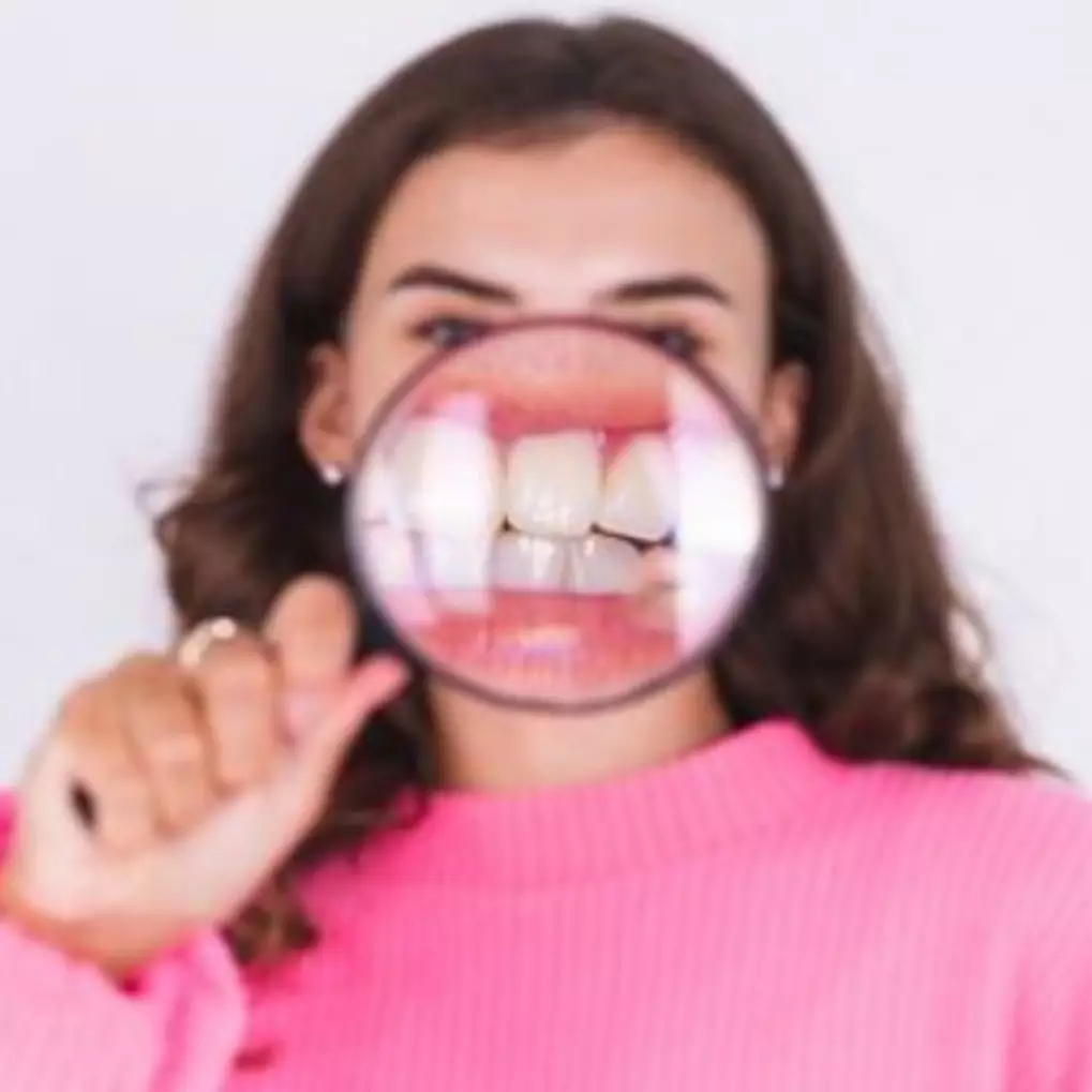 Tak perlu tambahan garam dan tomat, ini cara hempas plak kuning pada gigi pakai 1 jenis buah-buahan