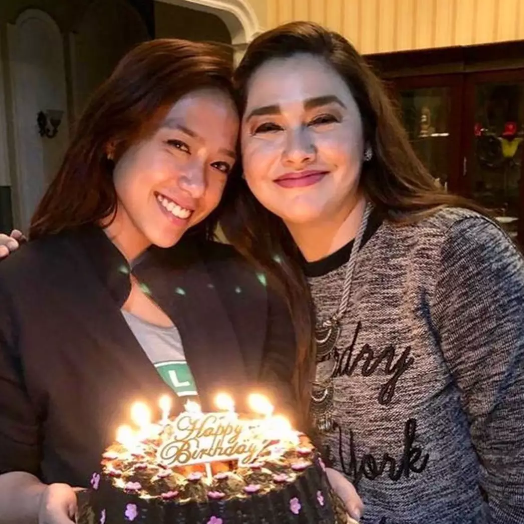 Nggak banyak yang tahu 7 seleb ini punya anak angkat, intip potret kebersamaannya