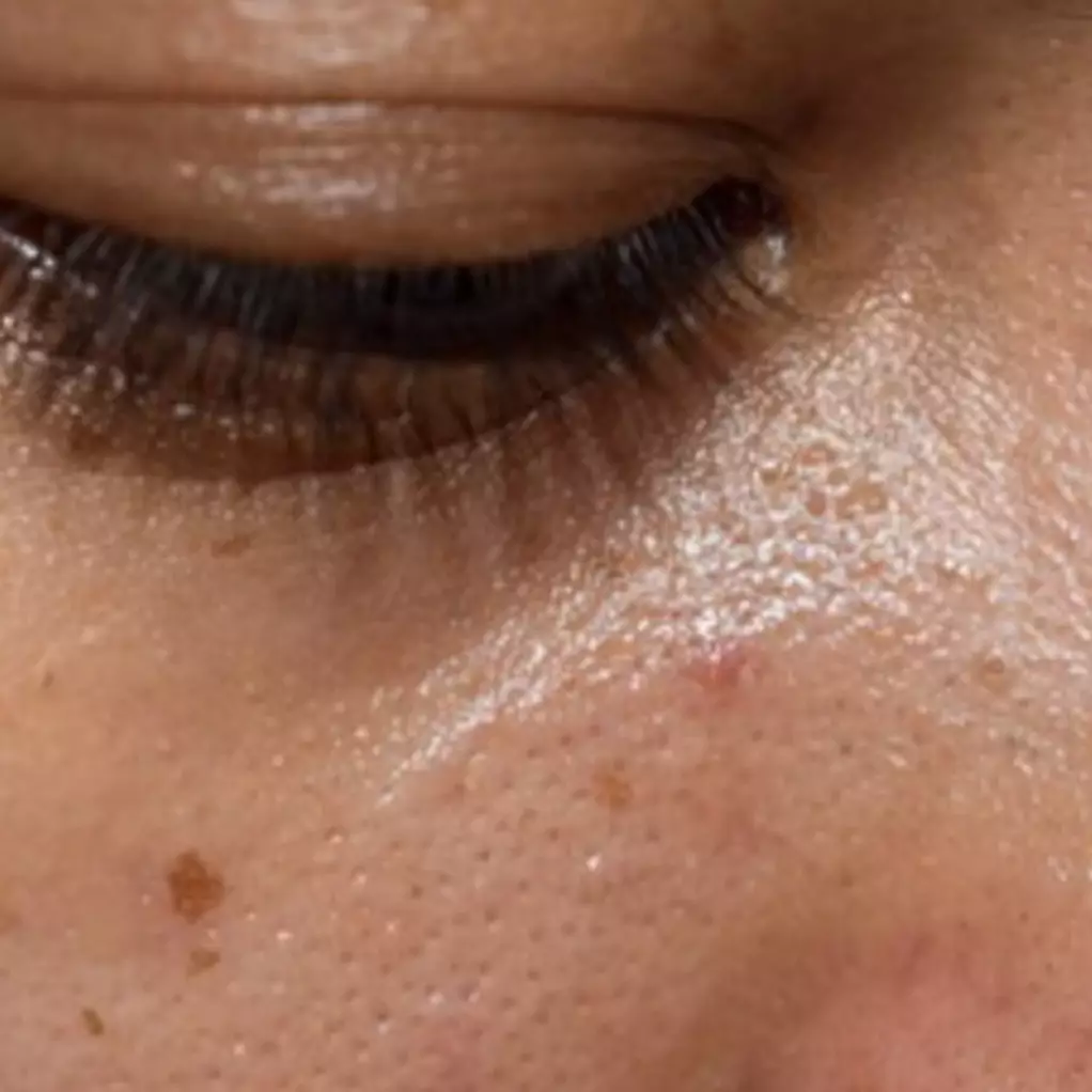 Bukan air mawar, ini cara bikin pori-pori kulit rapat dan bebas minyak seharian pakai 1 jenis bunga