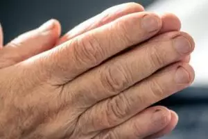 Tanpa tambahan petroleum jelly, begini trik bikin tangan halus bebas kerutan pakai 1 jenis buah-buahan