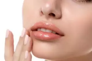 Tanpa kopi dan tomat, begini trik mencerahkan pinggiran bibir menghitam pakai 1 jenis minyak