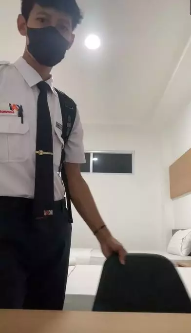 pria tunjukkan beda wajahnya saat pakai dan copot masker TikTok pria tunjukkan beda wajahnya saat pakai dan copot masker TikTok