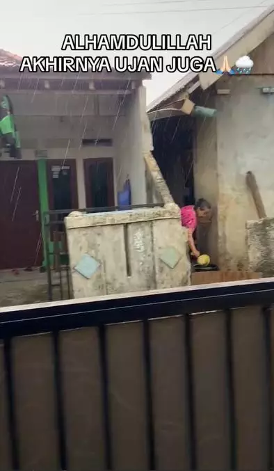 Momen haru warga Depok tak kuasa menangis saat melihat hujan TikTok Momen haru warga Depok tak kuasa menangis saat melihat hujan TikTok