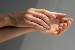 Bukan dengan kunyit, begini trik putihkan tangan belang dan keriput pakai 1 jenis buah-buahan