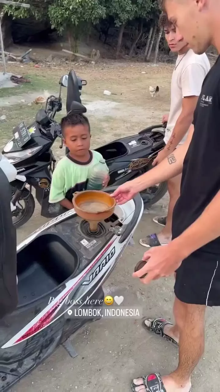 pembalap motogp beli bensin eceran di lombok  Berbagai sumber