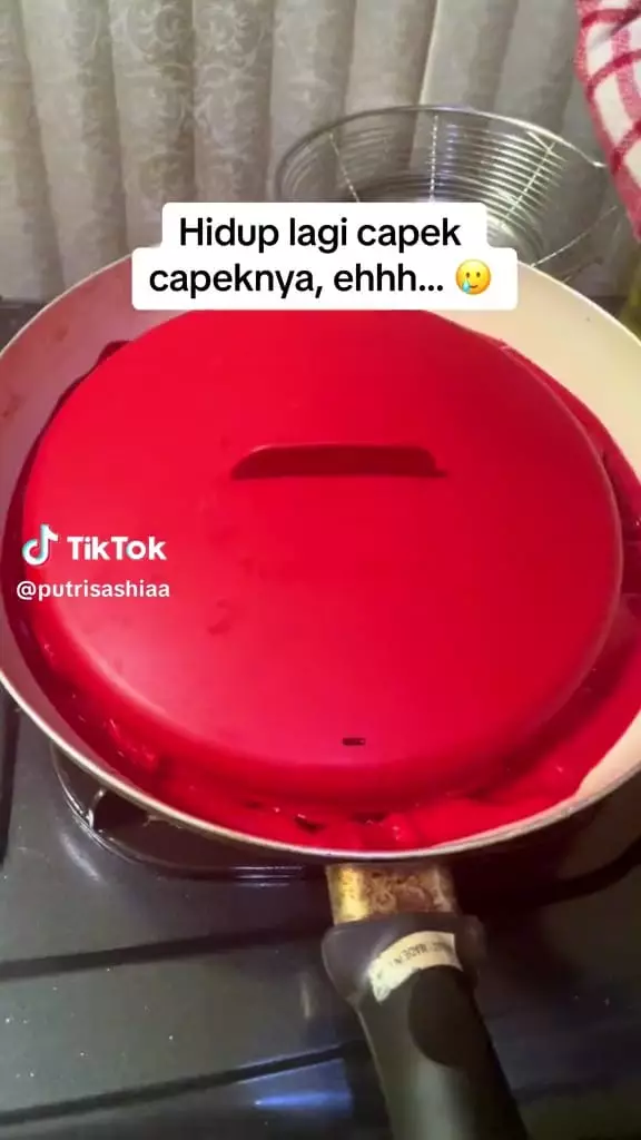 Masak nasi pakai tutup tupperware © TikTok