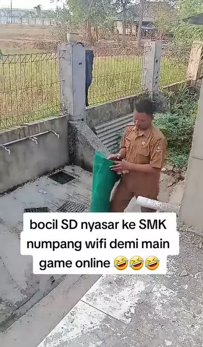 Momen kocak guru SD temukan muridnya di belakang SMK TikTok Momen kocak guru SD temukan muridnya di belakang SMK TikTok