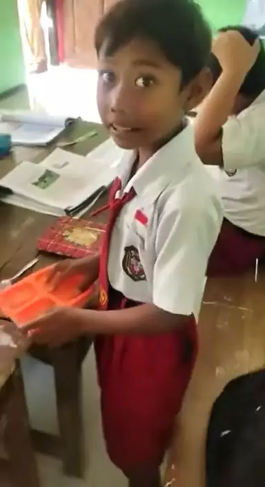Momen siswa bawa bekal nasi dengan lauk nggak biasa Twitter Momen siswa bawa bekal nasi dengan lauk nggak biasa Twitter