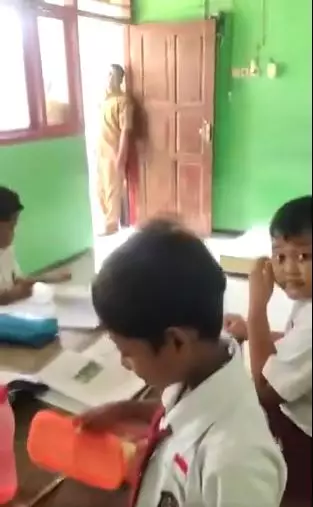 Momen siswa bawa bekal nasi dengan lauk nggak biasa Twitter Momen siswa bawa bekal nasi dengan lauk nggak biasa Twitter