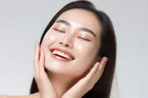 Bukan pakai kunyit, begini cara memutihkan area wajah dan leher dengan 1 jenis bahan minuman