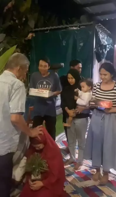 Momen kocak nenek reka ulang adegan dirinya menikah TikTok Momen kocak nenek reka ulang adegan dirinya menikah TikTok