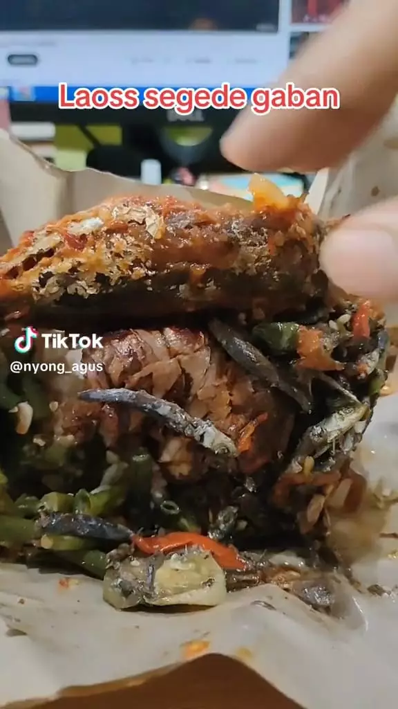 Lengkuas segede gaban di nasi bungkus © TikTok
