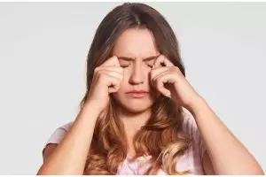 Tak hanya tomat, ini cara cerahkan lingkaran hitam di area mata pakai masker dari 1 jenis minuman