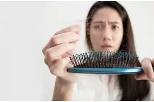 Tanpa tambahan bawang merah, ini cara mencegah rambut rontok akibat alat styling pakai 1 rempah