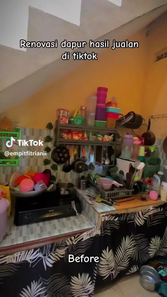 Makeover dapur kolong tangga estetik © TikTok