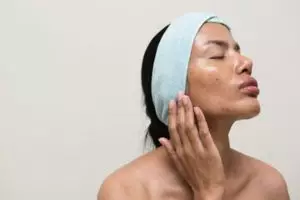 Tanpa ditempel acne patch, ini cara bikin kulit berminyak bersih dari jerawat pakai 1 jenis tepung
