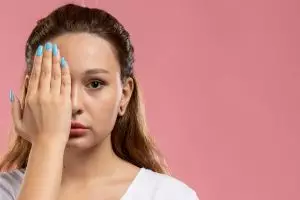 Bukan dikompres mentimun, ini cara atasi mata panda agar tampak fresh hanya pakai 2 bahan alami