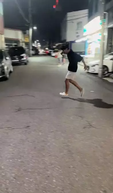 pria tunjukkan bakatnya bisa melayang di udara TikTok