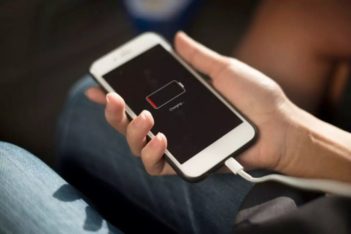 Cara memperbaiki iPhone yang macet di layar pengisian daya dan tidak mau hidup
