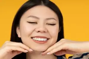 Tanpa kunyit, ini cara atasi gigi kuning jadi kinclong tanpa bleaching pakai 1 jenis buah-buahan