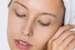 Hasil wajah glowing bak Kareena Kapoor, ini trik wanita India atasi kulit kusam pakai 1 bahan rempah