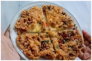 Tak perlu pakai tepung, ini cara goreng telur dadar lebar, krispi, dan berserabut ala warteg