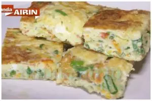 Tanpa ditambah tempe atau sayur kol, ini cara goreng telur dadar tebal dan lembut pakai 1 bahan dapur