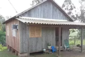 Hunian kayu tampak sederhana ini interiornya tertata & resik bikin betah di rumah, intip 11 potretnya