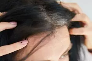 Tak cuma gunakan kemiri, ini cara mencegah munculnya uban prematur pakai tambahan 1 jenis daun