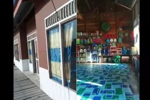 Rumah panggung ini punya dapur seadanya tapi rapi dan sedap dipandang mata, 7 potretnya layak dipuji