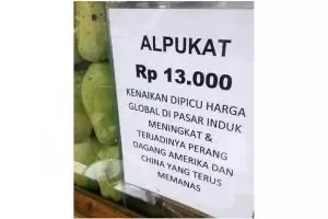 12 Potret kocak marketing pedagang mengakali kenaikan harga, triknya ada-ada aja