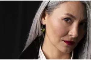 Tanpa tambahan jintan hitam, ini trik mencegah rambut memutih pakai masker dari 2 bahan alami