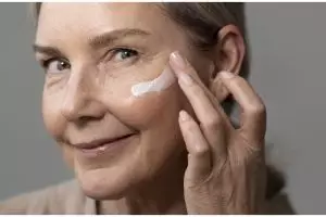 Terlihat 10 tahun lebih muda, ini trik menghaluskan wajah keriput pakai masker dari 1 bahan makanan