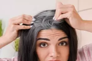 Tak cuma minyak kelapa, ini trik atasi tumbuhnya uban prematur dengan tambahan 1 jenis bubuk buah